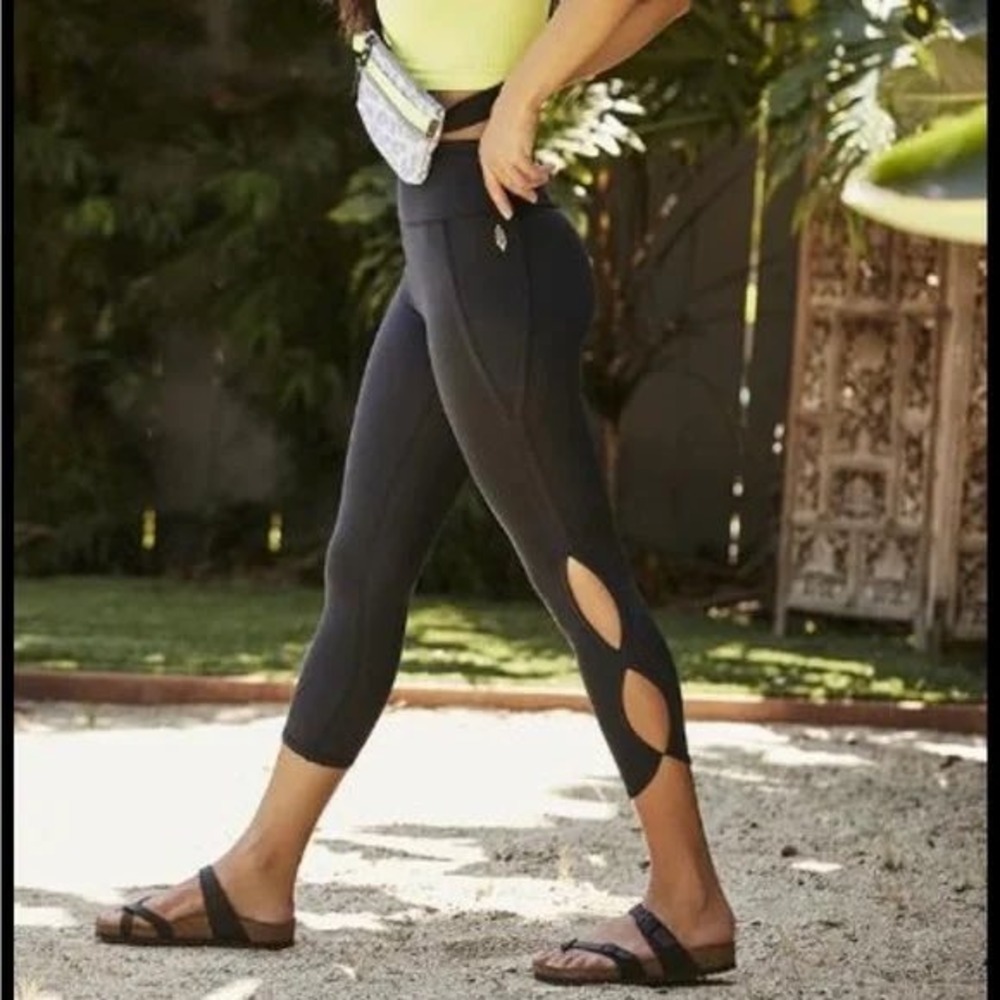 Free People Movement Size XS  Black High Rise Infinity Yoga Leggings